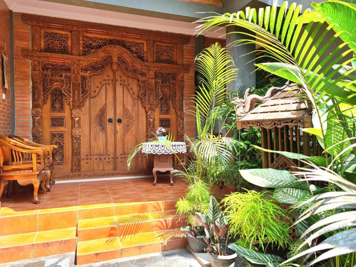 Ndalem Suryo Saptono Guest House Yogyakarta Extérieur photo