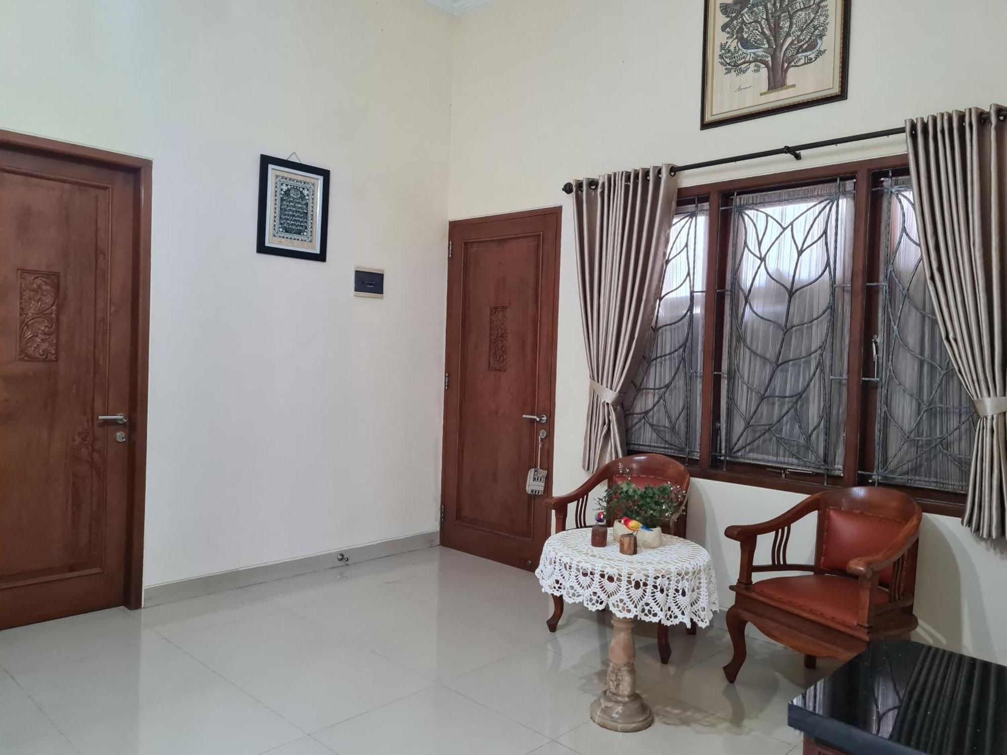 Ndalem Suryo Saptono Guest House Yogyakarta Extérieur photo